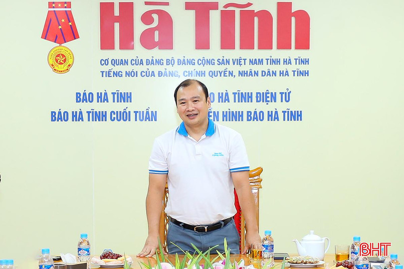 Tổng Biên tập Tạp chí Cộng sản Lê Hải Bình chúc mừng những kết quả Báo Hà Tĩnh đạt được trong thời gian qua. aIMG_9429.jpg