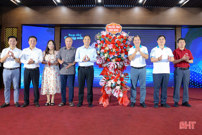 Bí thư Tỉnh ủy Hoàng Trung Dũng và các đồng chí lãnh đạo tỉnh tặng hoa chúc mừng Tạp chí Cộng sản. aIMG_9662.jpg