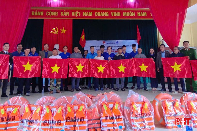 CLB Lửa Hồng phối hợp tổ chức chương trình hỗ trợ ngư dân vươn khơi bám biển. bqbht_br_img-20250131-180534.jpg