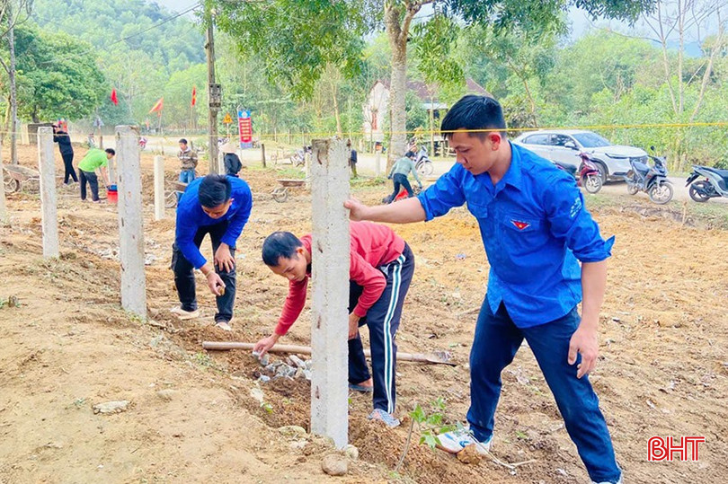 Bí thư Đoàn xã Trần Song Hào (bên phải) và ĐVTN xã Hương Liên (Hương Khê) đồng hành, hỗ trợ bà con dân tộc Chứt chỉnh trang vườn hộ, phát triển kinh tế. bqbht_br_474003379-634521119110776-5466678921431784076-n.jpg