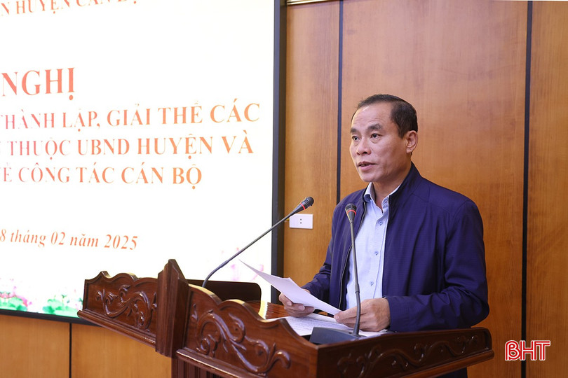 Phó Chủ tịch UBND huyện Nguyễn Tiến Dũng công bố nghị quyết của HĐND huyện về thành lập, giải thể các cơ quan chuyên môn thuộc UBND huyện. bqbht_br_aimg-3680.jpg