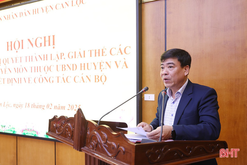 Trưởng phòng Nội vụ huyện Can Lộc Trần Xuân Hoài công bố các quyết định về công tác cán bộ. bqbht_br_aimg-3698.jpg