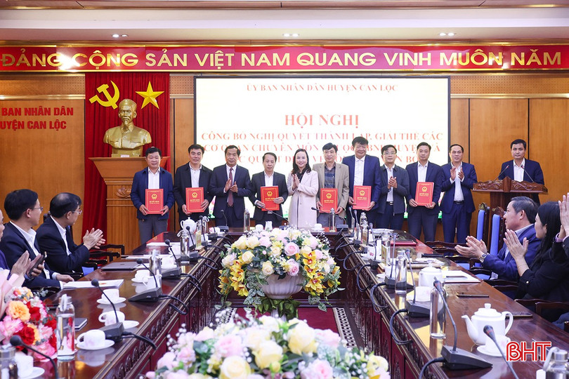 Các lãnh đạo phòng nhận quyết định bổ nhiệm. Các lãnh đạo phòng nhận quyết định bổ nhiệm.