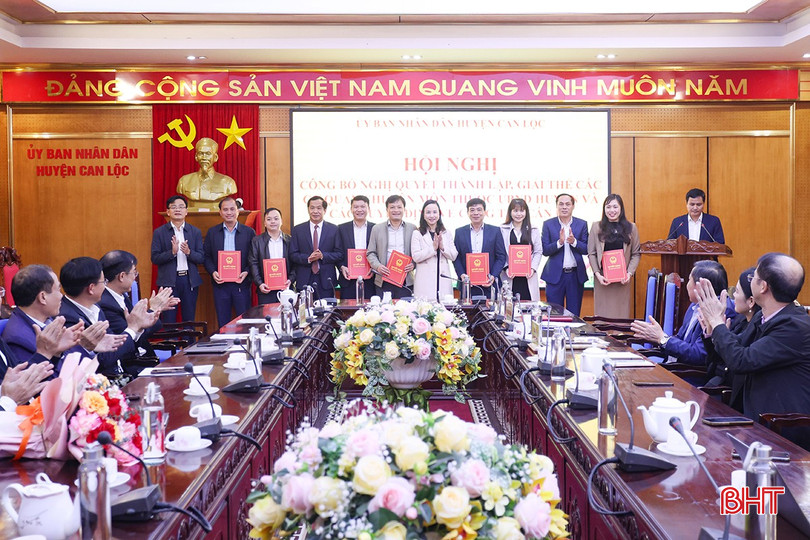 Các đồng chí được bổ nhiệm trưởng phòng, phó trưởng phòng nhận quyết định bổ nhiệm. Các đồng chí được bổ nhiệm trưởng phòng, phó trưởng phòng nhận quyết định bổ nhiệm.