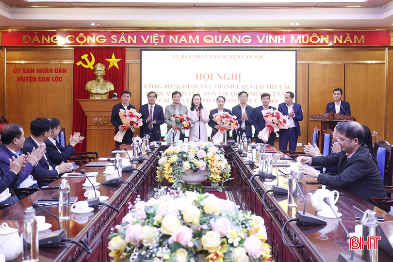 Lãnh đạo huyện Can Lộc tặng hoa chúc mừng các phòng chuyên môn được thành lập mới. bqbht_br_aimg-3709.jpg