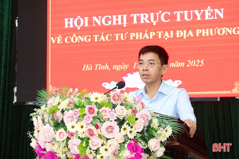 Giám đốc Sở Tư pháp Hà Tĩnh Nguyễn Quốc Tuấn trao đổi với các lãnh đạo xã, phường, công chức làm công tác tư pháp một số nội dung trọng tâm thời gian tới. bqbht_br_aimg-0532.jpg