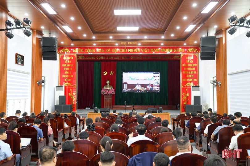 Đại biểu theo dõi các nội dung hội nghị trực tuyến. bqbht_br_aimg-0517.jpg