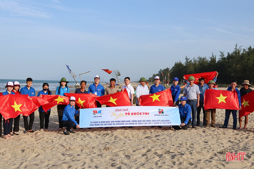 Tuổi trẻ Agribank Chi nhánh Hà Tĩnh II trao tặng cờ Tổ quốc cho ngư dân. Tuổi trẻ Agribank Chi nhánh Hà Tĩnh II trao tặng cờ Tổ quốc cho ngư dân.