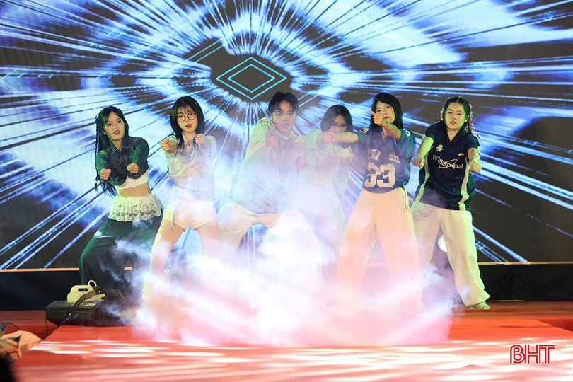 Không chỉ được hòa mình vào một bầu không khí sôi động...