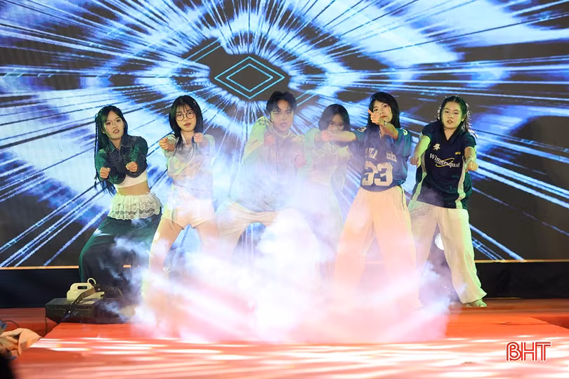 Không chỉ được hòa mình vào một bầu không khí sôi động...