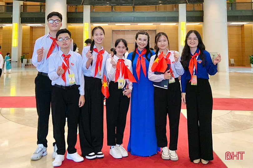 Em Biện Nguyễn Khôi Nguyên và các đại biểu Hà Tĩnh chụp ảnh lưu niệm tại Phiên họp Quốc hội trẻ em. az5878564540061-4737d06b1fc729178aae0a2b97d793f1-672.jpg