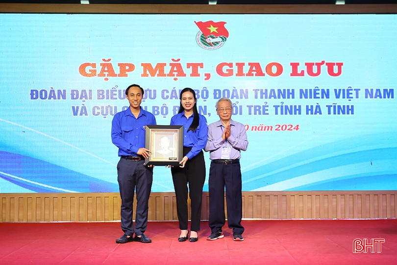 Ban liên lạc cựu cán bộ Đoàn Thanh niên Việt Nam trao quà lưu niệm tới Tỉnh đoàn Hà Tĩnh. aimg-2963-9451.jpg