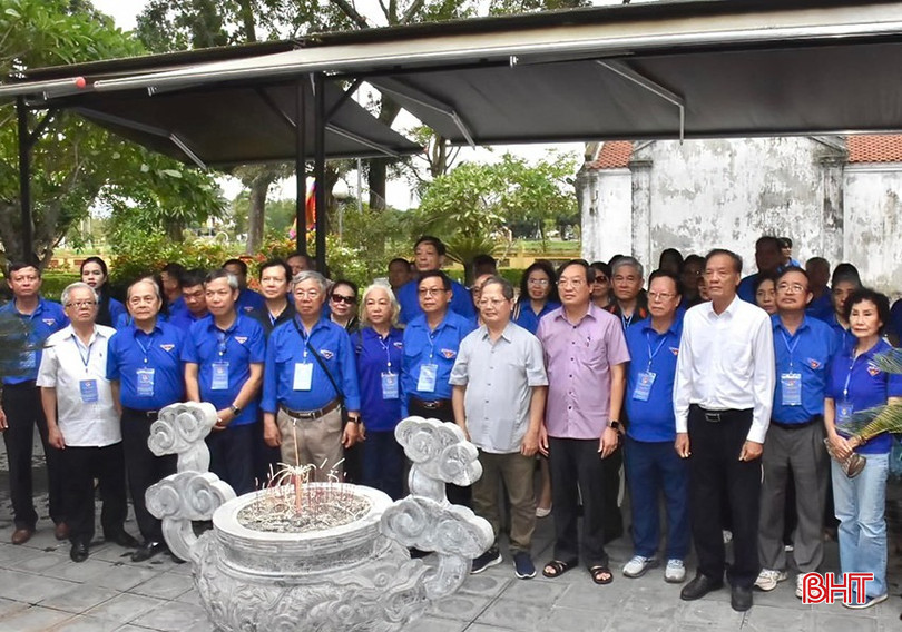 Tại Khu lưu niệm Đại thi hào Nguyễn Du (Nghi Xuân), Ban liên lạc cựu cán bộ Đoàn dâng hương hoa, lễ vật, bày tỏ lòng tri ân sâu sắc tới Đại thi hào Nguyễn Du. a461747719-927726759389555-8649152131249035279-n-2780.jpg