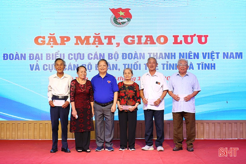 Ban tổ chức chương trình trao quà cho các cựu cán bộ đoàn Hà Tĩnh. aimg-2944-5597.jpg