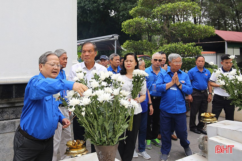 Đoàn đã đến dâng hương tại Nhà bia tưởng niệm liệt sĩ TNXP toàn quốc và khu mộ 10 nữ liệt sĩ TNXP ở ngã ba Đồng Lộc. aimg-2905-7382.jpg