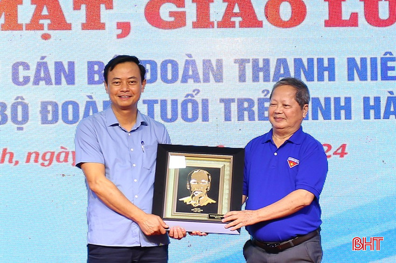 Ban liên lạc cựu cán bộ Đoàn Thanh niên Việt Nam trao quà lưu niệm tới lãnh đạo tỉnh Hà Tĩnh. aimg-2958-8788.jpg