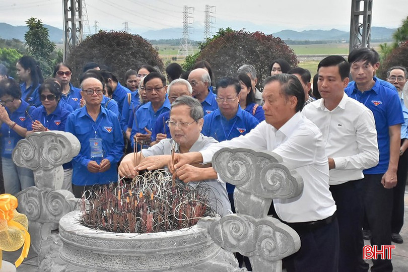 Đoàn thành kính trước những công lao to lớn của Tổng Bí thư Trần Phú đối với sự nghiệp cách mạng của Đảng, của dân tộc. a461799080-927726799389551-1358766456560134855-n-7773.jpg