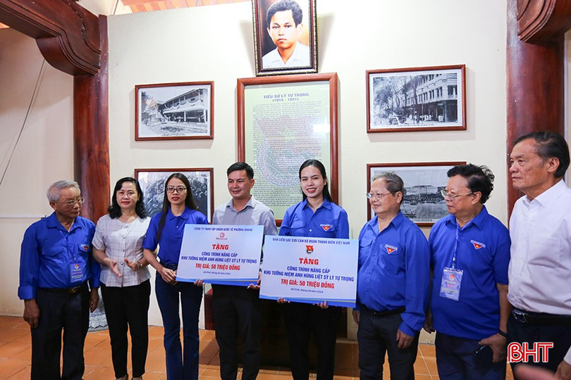 Ban liên lạc cựu cán bộ Đoàn trao tặng công trình nâng cấp Khu tưởng niệm Anh hùng Liệt sỹ Lý Tự Trọng (trị giá 100 triệu đồng). aimg-2895-5712.jpg