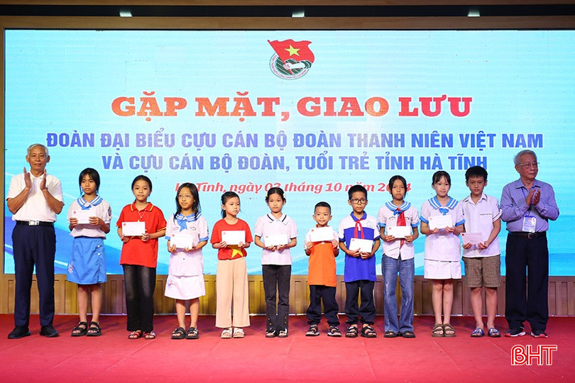 Trao quà cho các em thiếu nhi gặp hoàn cảnh khó khăn vươn lên trong học tập. aimg-2952-4179.jpg