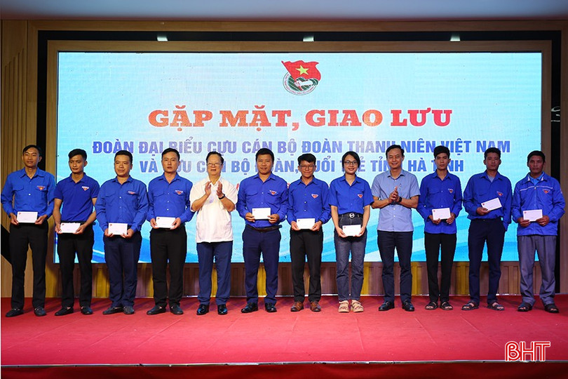 Ban liên lạc cựu cán bộ Đoàn Thanh niên Việt Nam trao quà động viên cán bộ đoàn cơ sở tại Hà Tĩnh. aimg-2947-4539.jpg