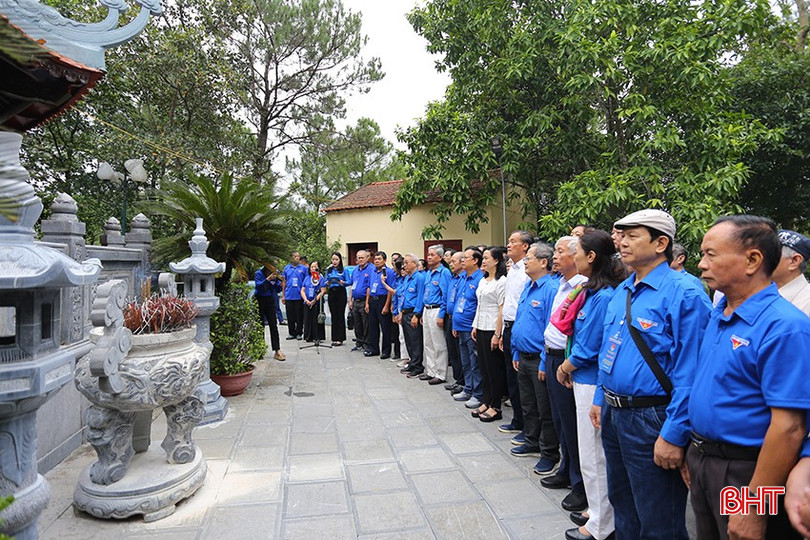 Đến dâng hương tại Đền thờ Tổng Bí thư Lê Duẩn ở huyện Cẩm Xuyên, đoàn cựu cán bộ Đoàn bày tỏ lòng tri ân, tôn kính sâu sắc đối với cố Tổng Bí thư. aimg-2876-31.jpg