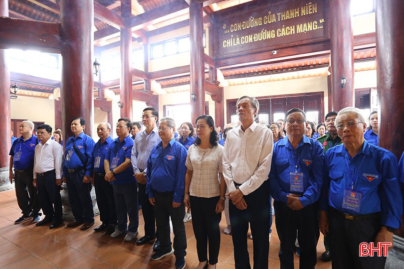 Đoàn dâng hương, dâng hoa tại Khu tưởng niệm anh hùng liệt sỹ Lý Tự Trọng (Thạch Hà). aimg-2886-4037.jpg