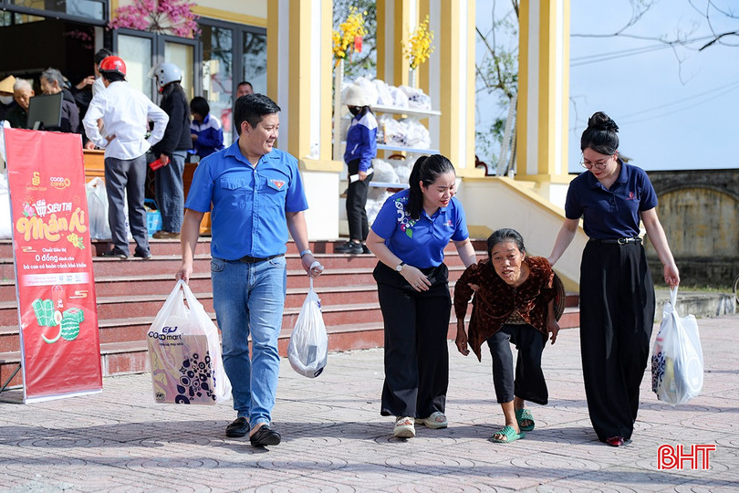 Chương trình không chỉ góp phần hỗ trợ thiết thực cho người dân có hoàn cảnh khó khăn mà còn gửi gắm sự sẻ chia, động viên bà con đón Tết Nguyên đán sắp tới ấm áp, đủ đầy hơn.