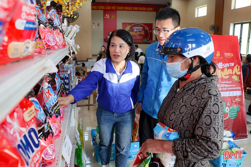 Người dân trực tiếp lựa chọn các mặt hàng thiết yếu phục vụ sinh hoạt hằng ngày.