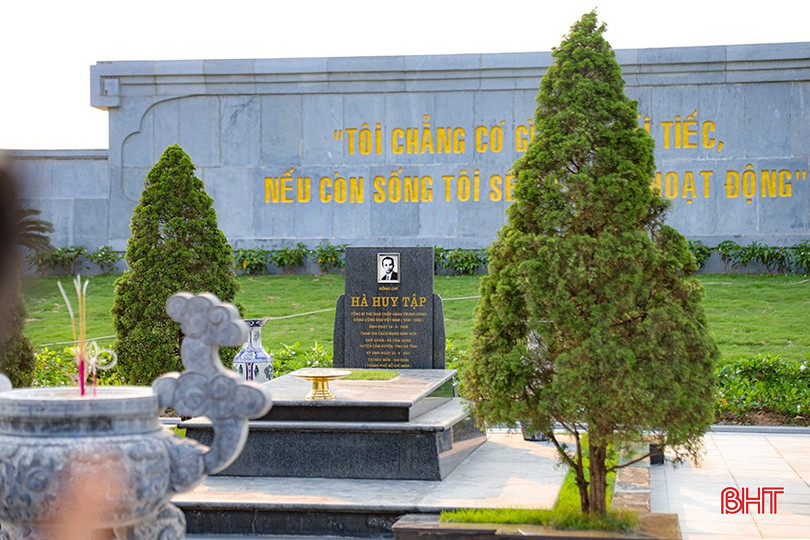 Khu mộ đồng chí Hà Huy Tập tại xã Cẩm Hưng, Hà Tĩnh.