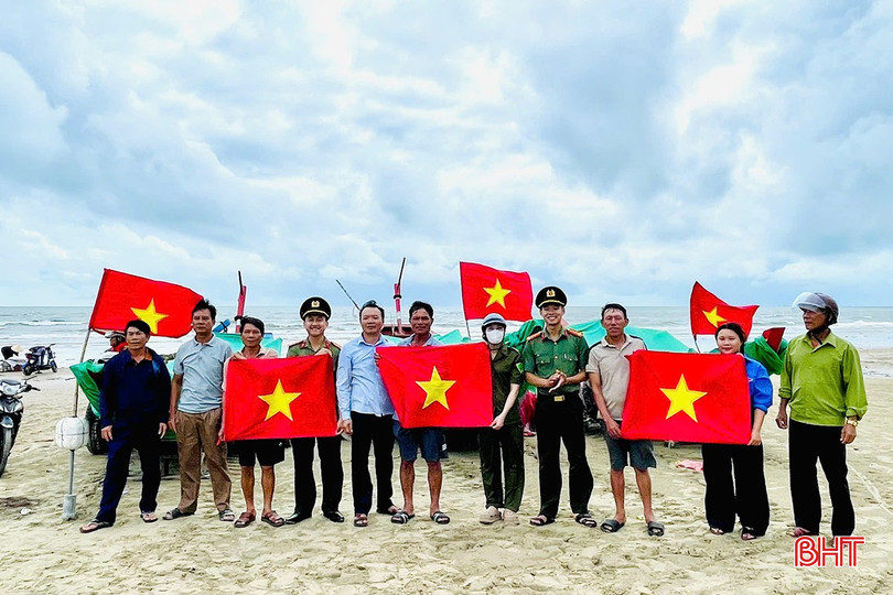 Chi đoàn Công an xã Kỳ Anh trao tặng những lá cờ Tổ quốc đến tay bà con ngư dân (thuộc xã Kỳ Phú cũ). bqbht_br_achi-doan-cong-an-xa-ky-anh-trao-tang-nhung-la-co-thieng-lieng-den-tay-ba-con-ngu-dan-thuoc-xa-ky-phu-cu.jpg