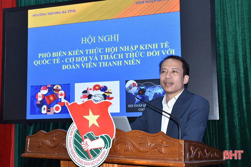 Giảng viên Vũ Đức Hiệu - Phó Trưởng Khoa Quản trị kinh doanh, Trường CĐ Kinh tế - Kỹ thuật Thương mại, Bộ Công thương chia sẻ, trao đổi chuyên đề: “Quá trình Việt Nam hội nhập kinh tế quốc tế; cơ hội, thách thức và những vấn đề cần lưu ý đối với lực lượng đoàn viên, thanh niên”. bqbht_br_ae37ce5d26f29de778738.jpg