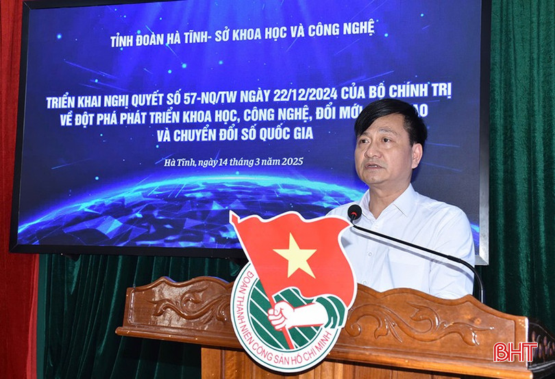 Phó Giám đốc Sở Khoa học và Công nghệ Bùi Phong An trao đổi một số nội dung về Nghị quyết 57. bqbht_br_a270d1fa2955924077d48.jpg