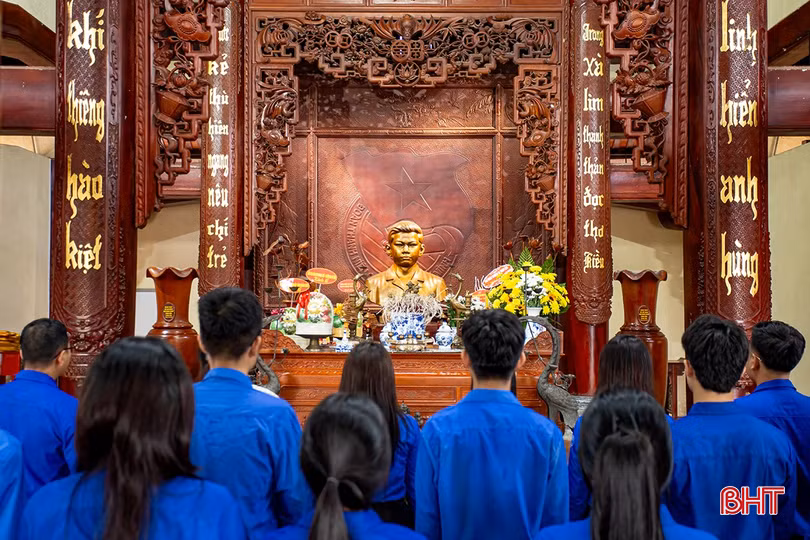Hành hương về địa chỉ đỏ trong không khí những ngày hướng tới kỷ niệm 110 năm Ngày sinh đồng chí Lý Tự Trọng, mỗi đoàn viên thanh niên thêm một lần nữa được thổi lên ngọn lửa nhiệt huyết của tuổi trẻ (ảnh Phúc Sơn).