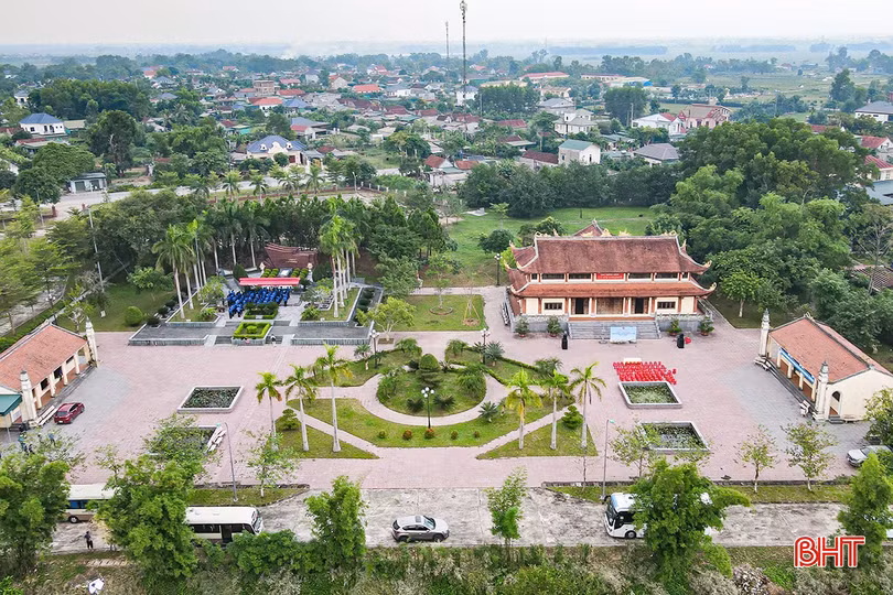 Khu tưởng niệm anh hùng liệt sỹ Lý Tự Trọng nằm trên địa bàn xã Việt Tiến (Thạch Hà). Đây là nơi an nghỉ của anh hùng liệt sỹ Lý Tự Trọng - người đoàn viên thanh niên cộng sản đầu tiên (ảnh Phúc Sơn).