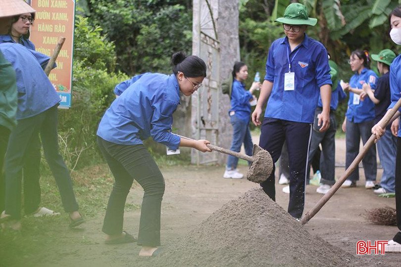 Hội đồng hương Nghệ Tĩnh của Học viện Ngoại giao hỗ trợ xây dựng nông thôn mới tại xã Hương Lâm. aIMG_4590.jpg