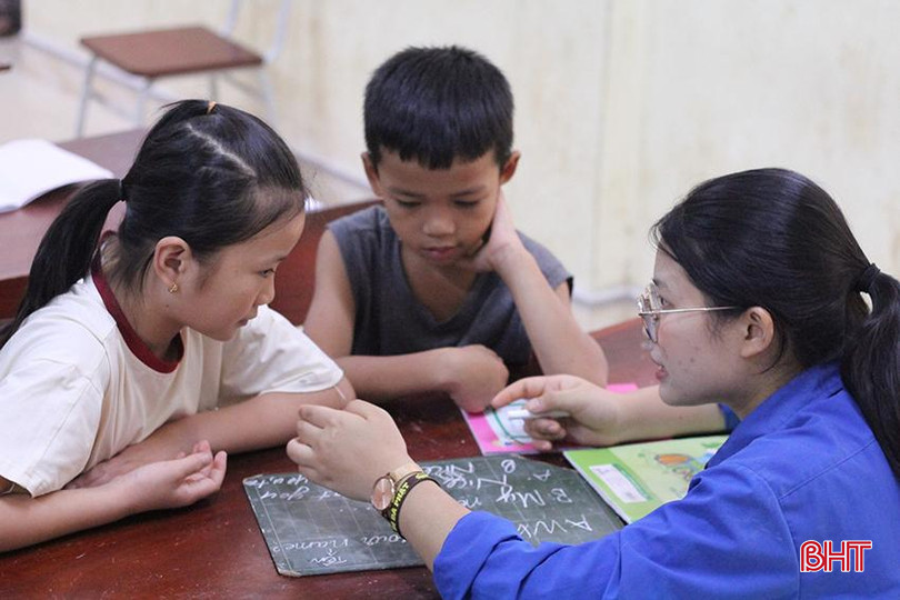 Các tình nguyện viên của Hội đồng hương Nghệ Tĩnh của Học viện Ngoại giao tổ chức các buổi dạy Tiếng Anh cho thiếu nhi trên địa bàn xã Hương Lâm. az5666298163104_6f239bc55fc05b2a4af5dffe1d9417d2.jpg