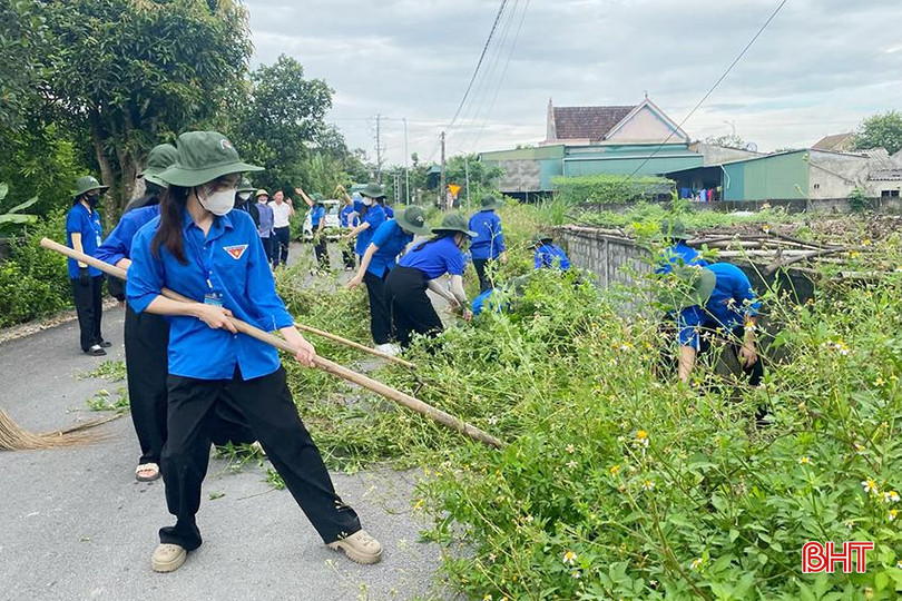 Đội tình nguyện của Trường Đại học Hà Tĩnh hỗ trợ xã Xuân Mỹ xây dựng nông thôn mới nâng cao. a447964613_1070998987978453_9121818635488688564_n.jpg