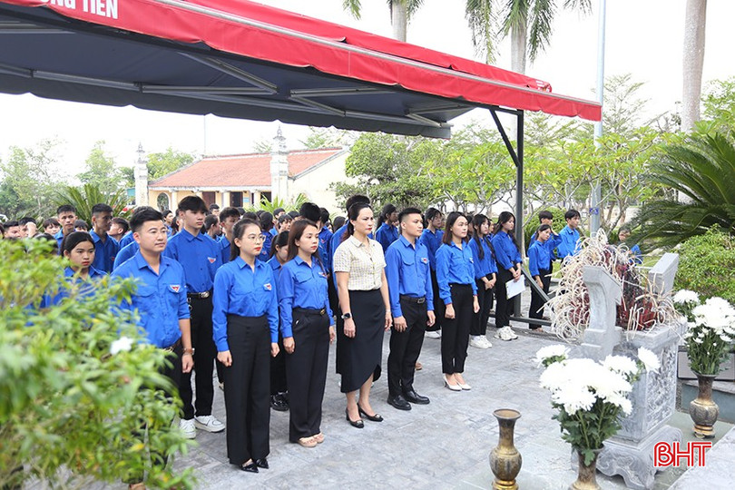 Dịp này, đoàn cũng đã dâng hương tưởng niệm tại phần mộ và Nhà tưởng niệm Anh hùng liệt sỹ Lý Tự Trọng, thành kính bày tỏ lòng biết ơn người đoàn viên thanh niên cộng sản đầu tiên, người anh hùng trẻ tuổi đã kiên cường, anh dũng hy sinh cho sự nghiệp đấu tranh cách mạng, giành độc lập, tự do cho Tổ quốc.