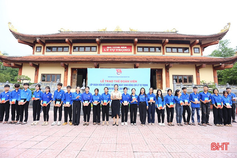 Lễ trao thẻ đoàn viên mới cho 110 đoàn viên thuộc lớp đoàn viên Lý Tự Trọng tại các trường học.