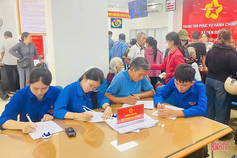 Học sinh Trường THPT Nguyễn Du hỗ trợ công dân giải quyết thủ tục hành chính tại Trung tâm Phục vụ hành chính công xã. bqbht_br_z6879899667251-526839d6fbd647c464dc42b754d1c116.jpg