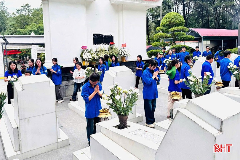 Đoàn trường THPT Nguyễn Trung Thiên (xã Thạch Khê) hưởng ứng chiến dịch "Hoa phượng đỏ" với hoạt động hành hương về địa chỉ đỏ. bqbht_br_9f4c5c3663c3ea9db3d2.jpg