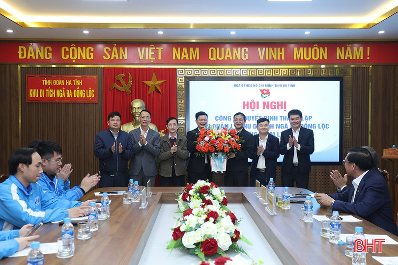 Lãnh đạo huyện Can Lộc tặng hoa chúc mừng Ban Quản lý. bqbht_br_aimg-3316.jpg