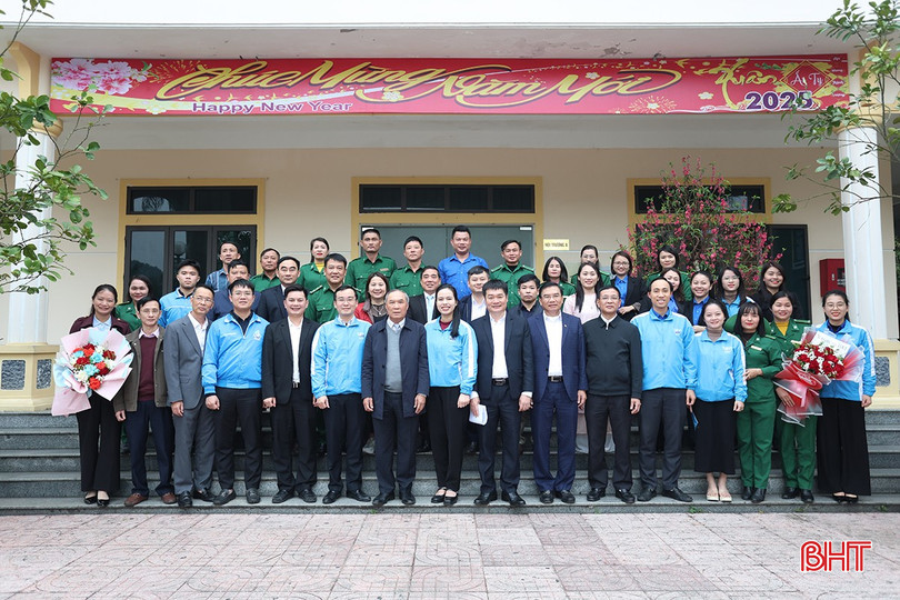 Trưởng ban Tổ chức Tỉnh ủy Võ Hồng Hải và các đại biểu chụp ảnh lưu niệm cùng tập thể Ban Quản lý Khu di tích Ngã ba Đồng Lộc và Khu tưởng niệm Lý Tự Trọng. bqbht_br_aimg-3337.jpg