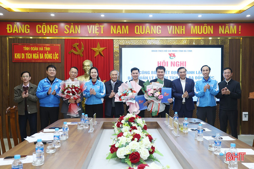 Trưởng ban Tổ chức Tỉnh ủy Võ Hồng Hải và các đại biểu tặng hoa chúc mừng Ban Quản lý Khu di tích Ngã ba Đồng Lộc và Khu tưởng niệm Lý Tự Trọng. bqbht_br_aimg-3310.jpg