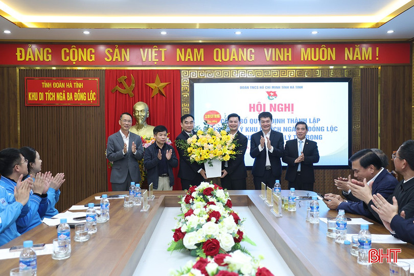 Các đơn vị cấp 2 Tỉnh đoàn tặng hoa chúc mừng Ban Quản lý. bqbht_br_aimg-3320.jpg
