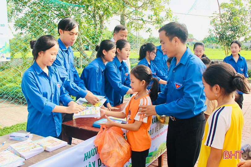 ĐVTN huyện Thạch Hà tổ chức chương trình đổi rác thải tái chế lấy quà, lan tỏa thông điệp chung tay bảo vệ môi trường. ath.jpg