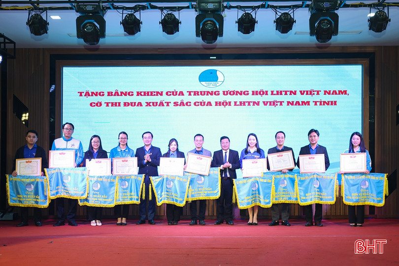 Trao bằng khen của Trung ương Hội LHTN Việt Nam và cờ thi đua Hội LHTN Việt Nam tỉnh cho 10 tập thể cấp huyện có thành tích xuất sắc. bqbht_br_aimg-4165.jpg