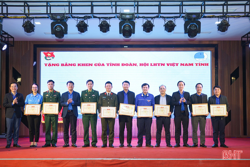 Trao bằng khen của Tỉnh đoàn, bằng khen của Hội LHTN Việt Nam tỉnh cho các tập thể xuất sắc. bqbht_br_aimg-4174.jpg