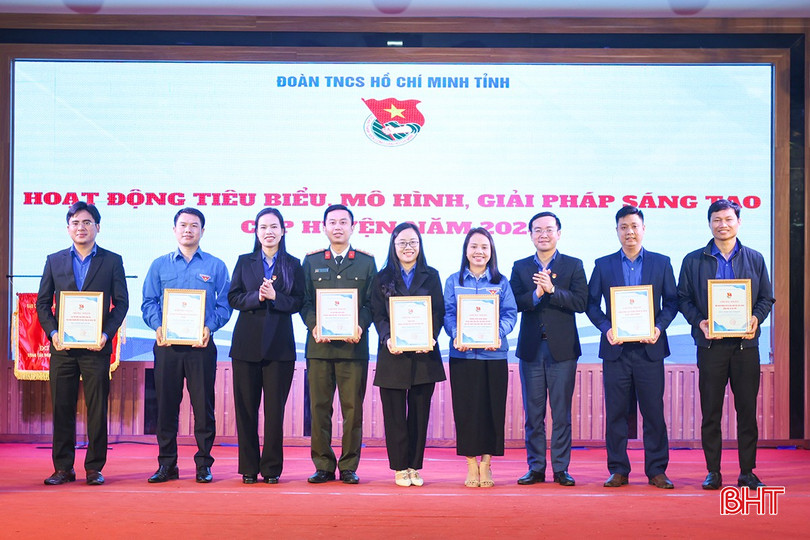 Lãnh đạo Tỉnh đoàn trao chứng nhận cho các đơn vị cấp huyện có hoạt động tiêu biểu, mô hình, giải pháp sáng tạo trong năm 2024. bqbht_br_aimg-4180.jpg