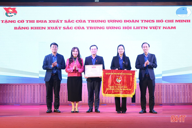 Tại hội nghị, lãnh đạo Ban Dân vận Tỉnh ủy đã trao cờ thi đua xuất sắc của Ban Chấp hành Trung ương Đoàn cho Tỉnh đoàn Hà Tĩnh và trao bằng khen của Trung ương Hội LHTN Việt Nam cho Hội LHTN Việt Nam tỉnh. bqbht_br_aimg-4142.jpg